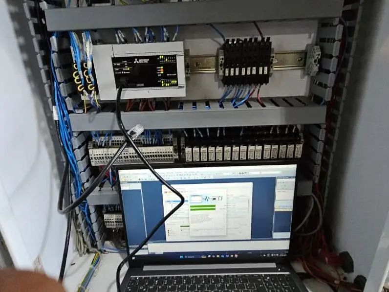 Instalación de PLC y HMI en tablero