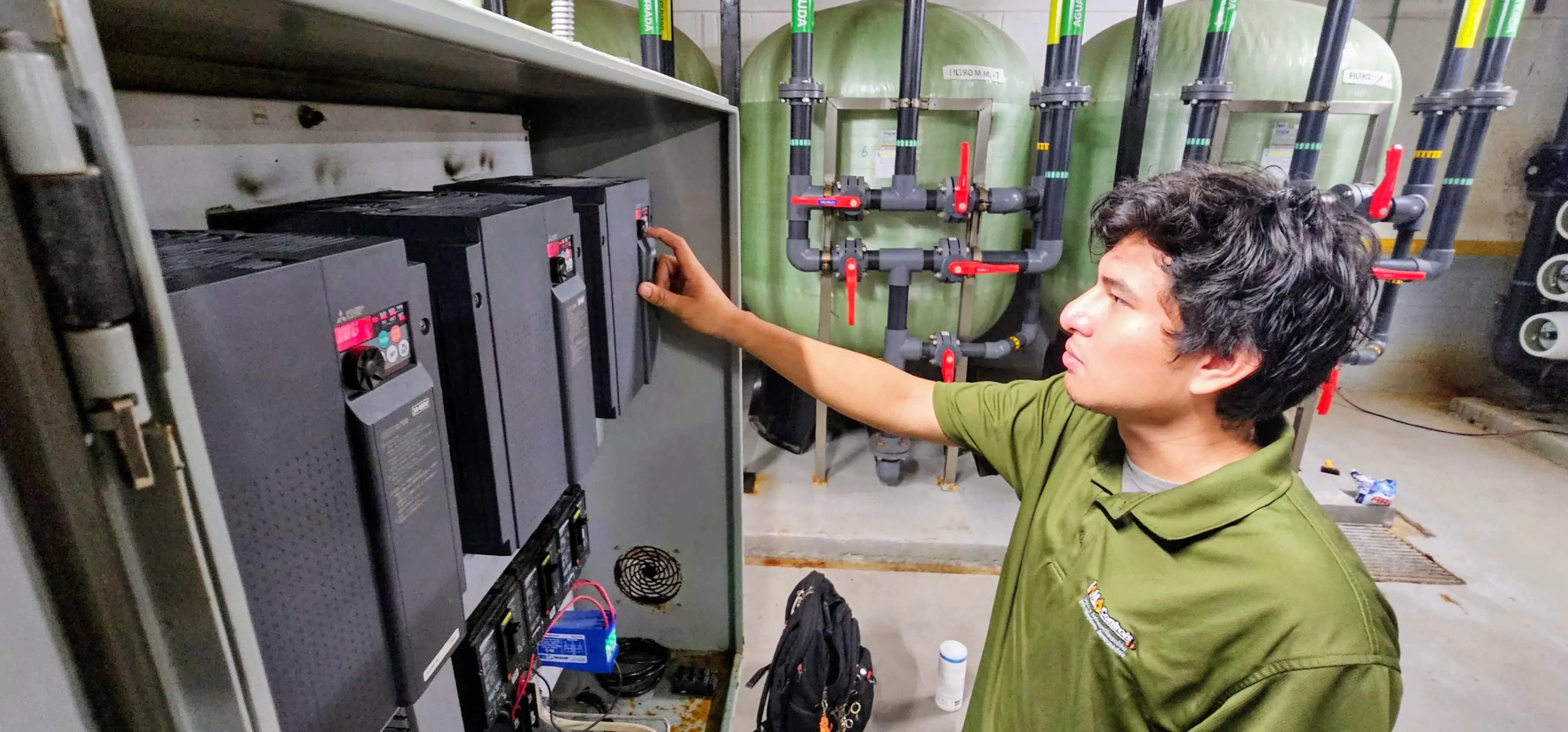 Técnico de LAMA Controls trabajando en un tablero de control